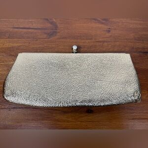 Vintage gold metallic fancy formal clasp evening clutch handbag.